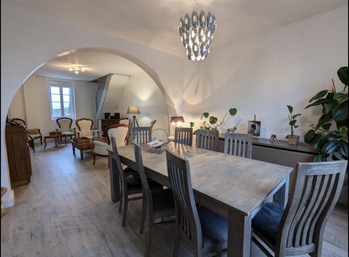 Salon et salle à manger de La Grande Maison avec la grande table, les fauteuils et les plantes